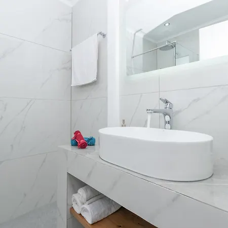 Kamara - 450m From The Beach, By Zantewize